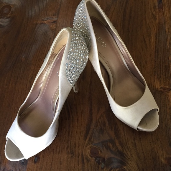 Stunning Champagne Heels - Picture 2 of 6